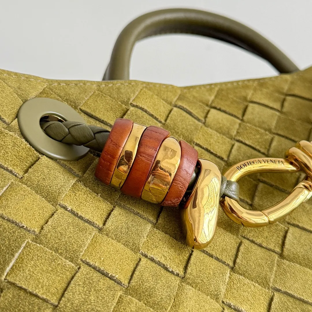 The new Andiamo batch of 3060 BV is shipped‼ ️The classic intercciato weaving process is used to create a soft bag, the metal knot is made of micro-cast aluminum using jewelry technology🪢, and the decorative beads are made of metal and hand-polished oak, allowing you to jump repeatedly between elegance and fun💃, making it unpredictable. Classic and versatile, it shows off your temperament, and the bag has a large capacity, making it very convenient for daily commuting! It has a variety of carrying methods, the shoulder straps can be adjusted by yourself, the original lambskin feels soft and delicate, and the unisex style breaks gender boundaries and brings a more practical and long-lasting use experience. The Andiamo, which has both elegant and casual styles, perfectly interprets the "fashionable old money style". Style number: 743568+wood hardware Color: suede olive oil green Size: 25*22*10.5cm